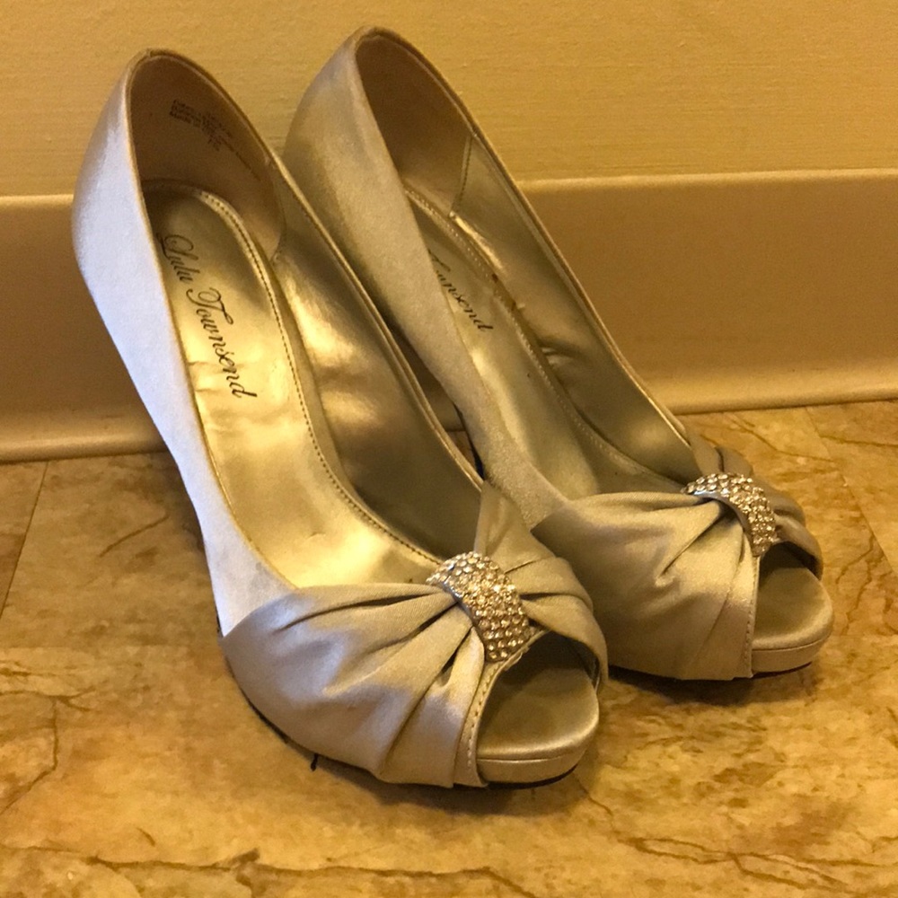 Lulu Townsend peep toes with dmnd embellish 7 1/2